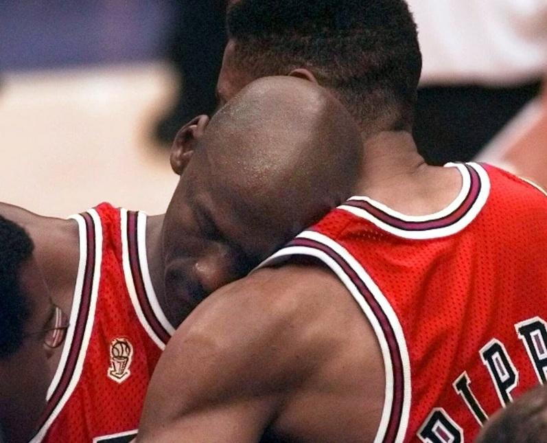 米高佐敦在1997的總決賽第5場帶病上陣後,倒在隊友柏賓胸前。(美聯社)