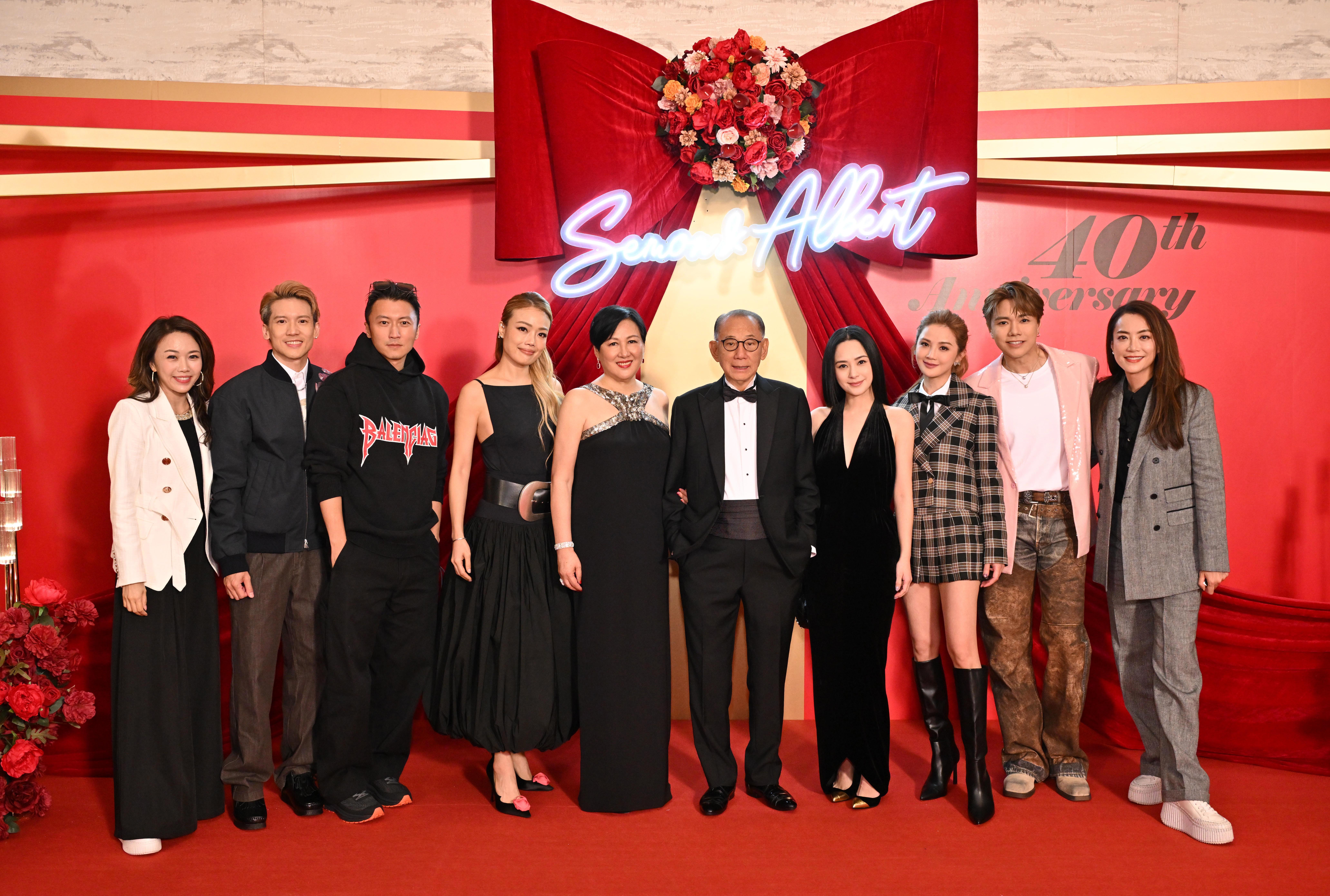 楊博士伉儷(中)獲一眾英皇娛樂管理層及藝人百忙之中前來慶祝紅寶石婚,當中包括 英皇娛樂行政總裁張雅麗女士、英皇娛樂營運總監霍汶希女士、謝霆鋒、容祖兒、 Twins、 張敬軒及關智斌。