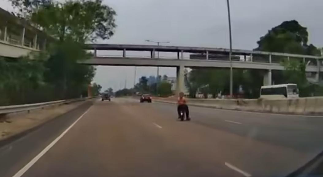 上水有電動單車闖入高速公路險釀成車禍。(fb「車cam L(香港群組)」截圖)
