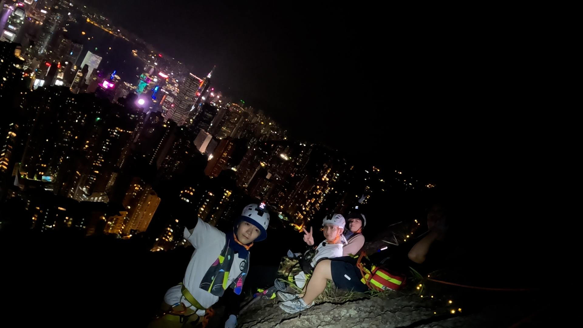 Alton、Lokman和Frankie在懸崖邊打卡。