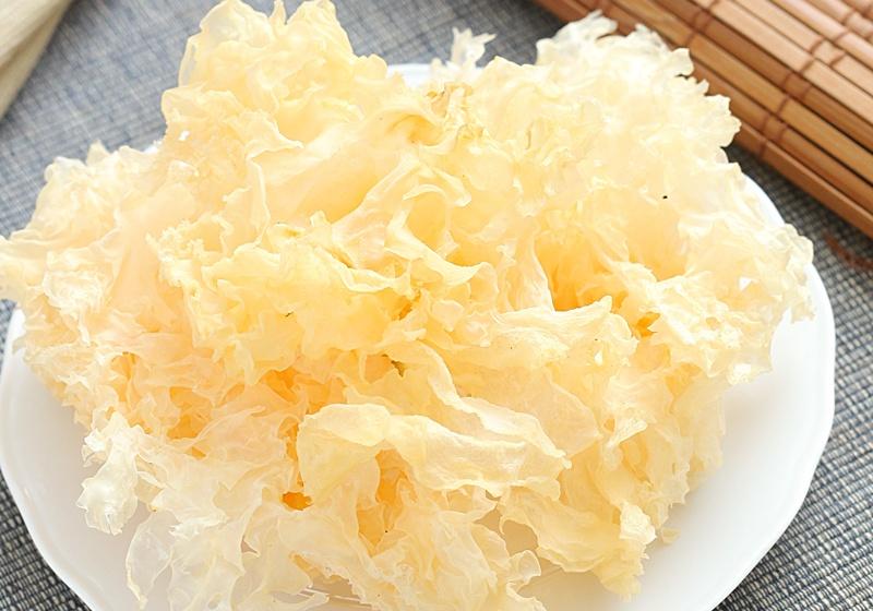 雪耳:滋陰潤肺,擁有「平民燕窩」的美譽。