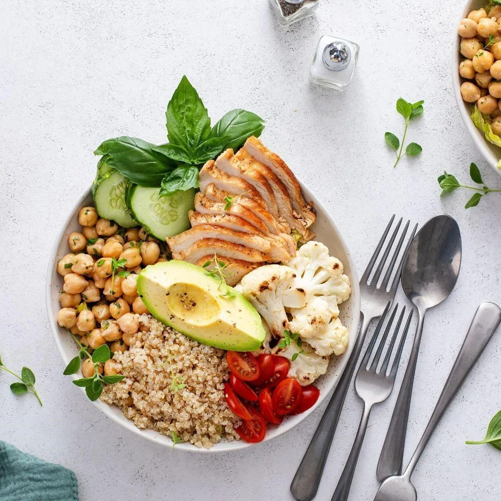 如果沒有準備健康食物,多數會選擇方便的食物,而很大機會是高熱量低蛋白質的加工食物及添加糖。因此,自行準備均衡營養的餐盒最為理想。