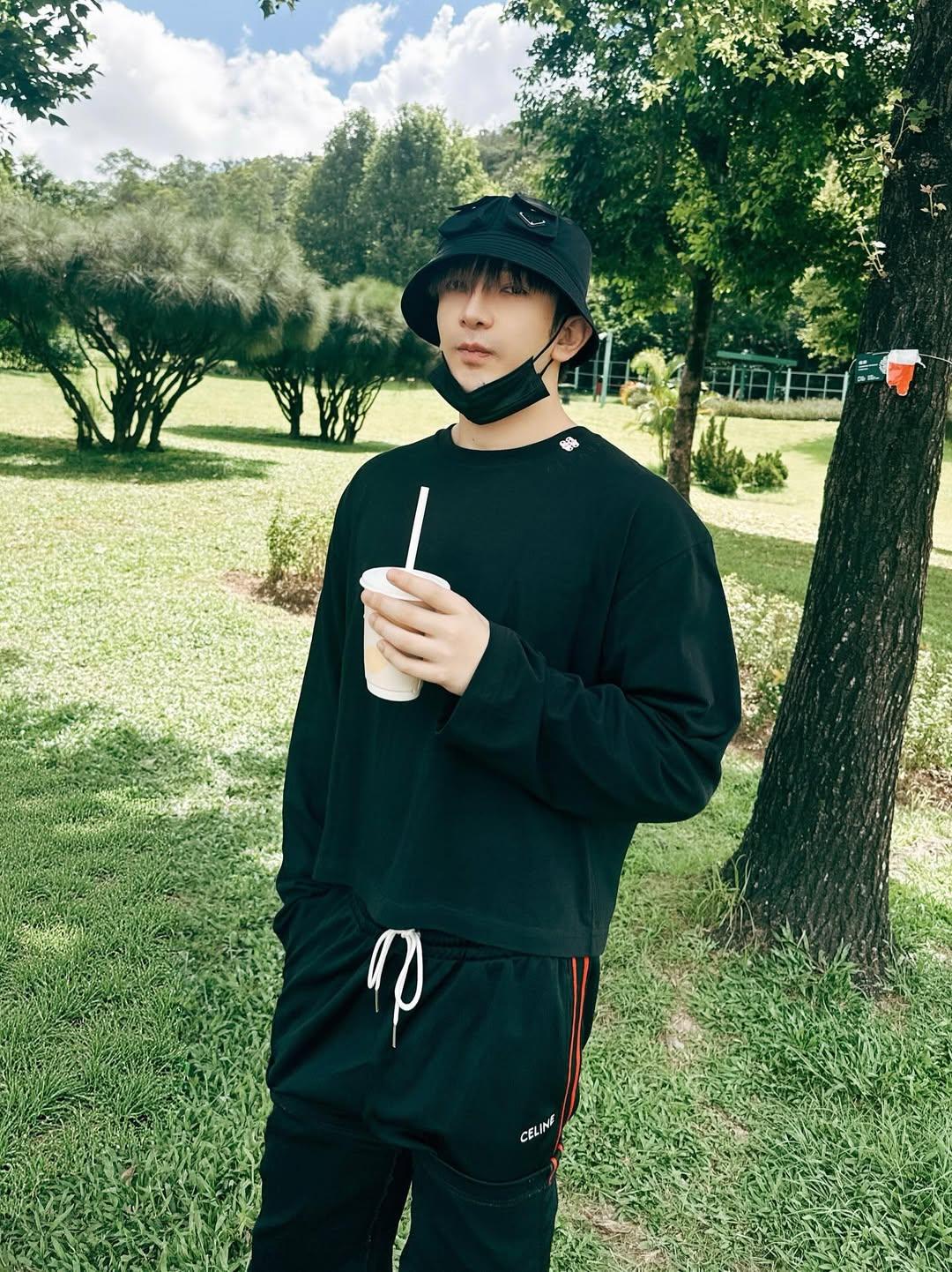 Anson Lo透過行山親親大自然,紓減壓力。(IG@ansonlht)