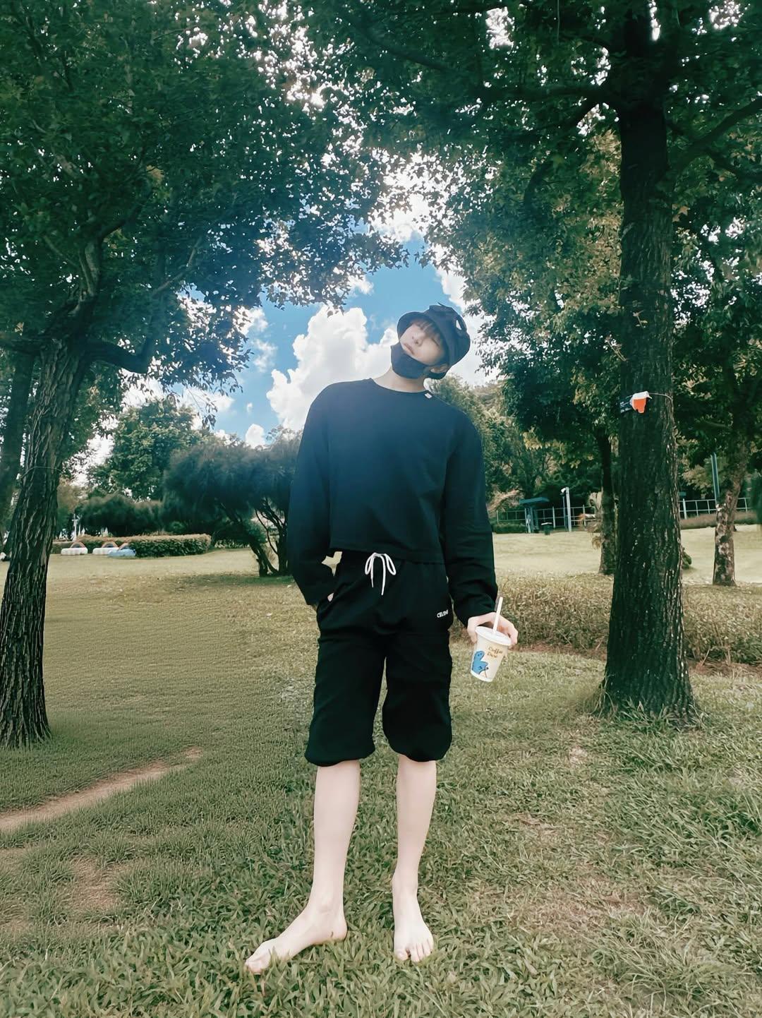 Anson Lo透過grounding調節身心靈。(IG@ansonlht)