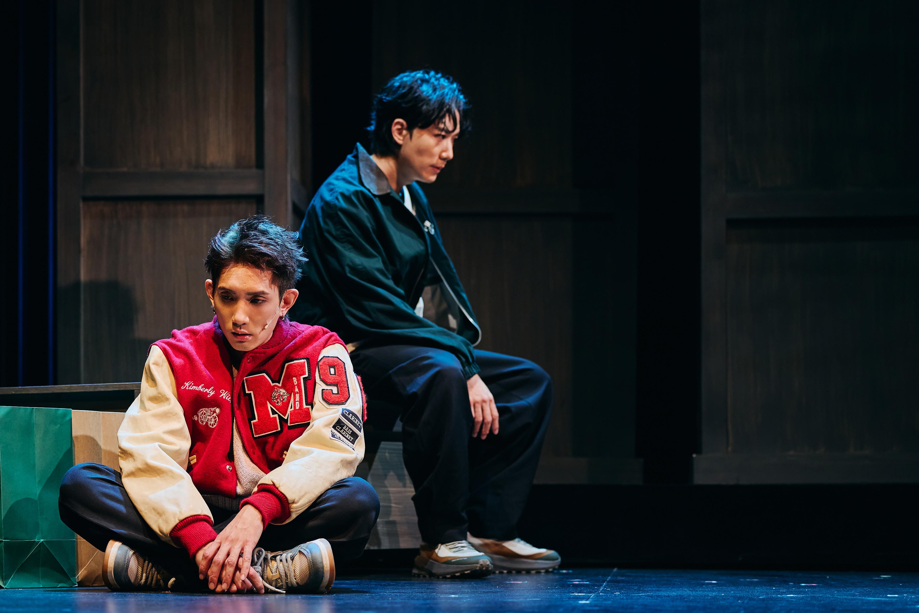 蔡瀚億BabyJohn和楊樂文Lokman在舞台劇《我推的男子》化身男子組合「B&L」,上演BL情節。