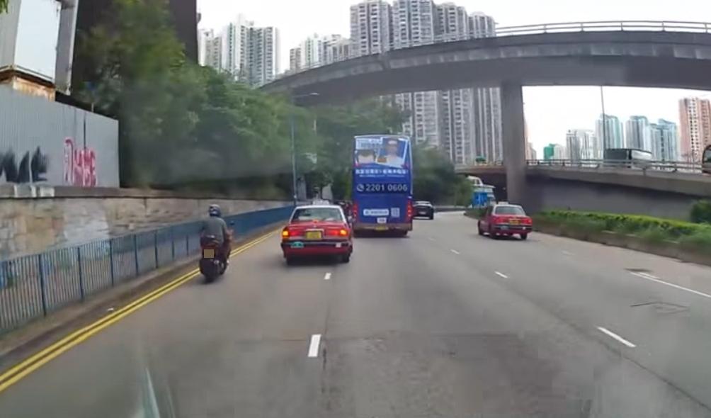 觀塘道發生車禍。(fb「車cam L(香港群組)」截圖)