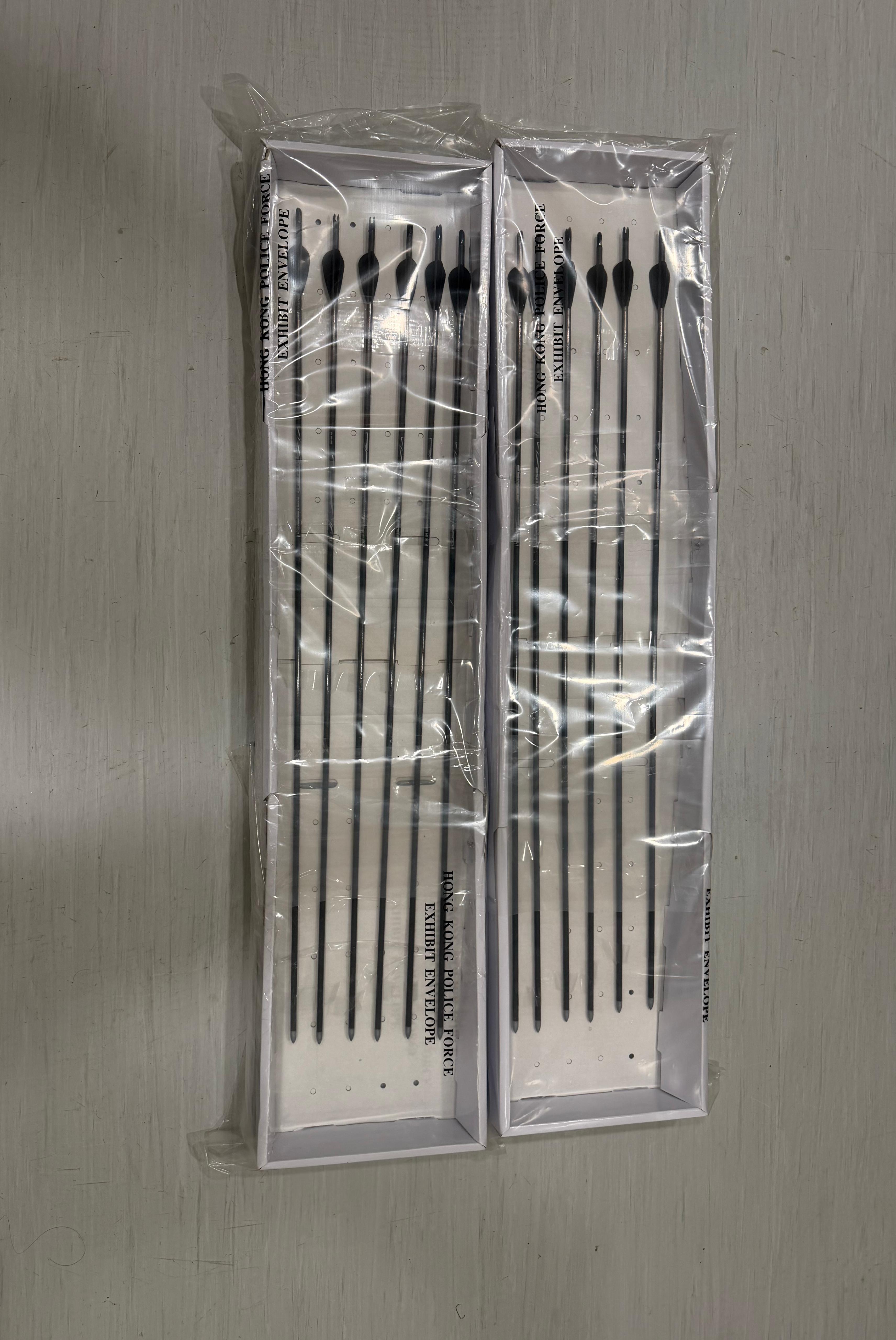 警方在行動中檢獲3把複合弓連同12支箭及兩把武士刀。(政府新聞處)