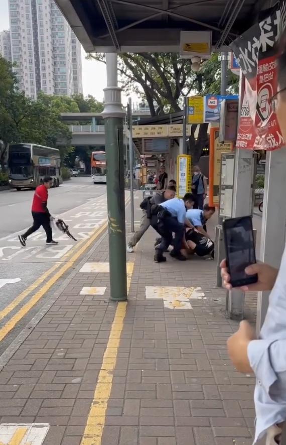 上水一名31歲雙程證男子偷竊,被警員制服時激烈反抗。(網上影片截圖)