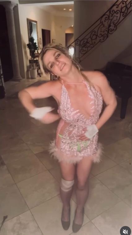Britney雙手有非常明顯的瘀傷。