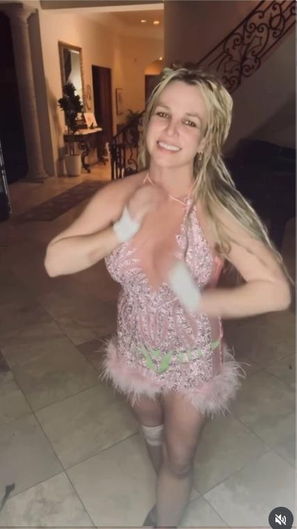 Britney的右膝蓋包了護具。