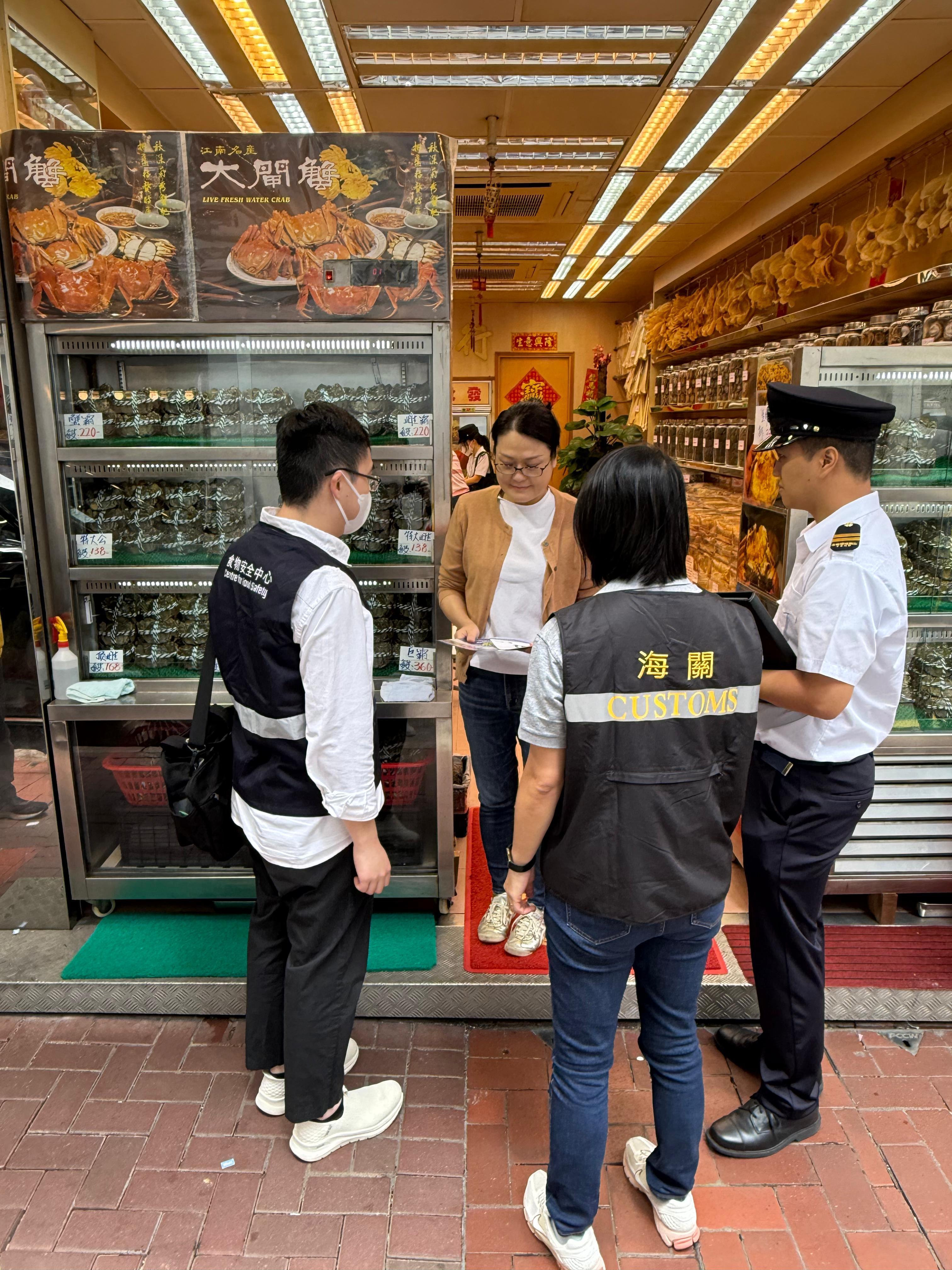 海關聯同食環署巡42大閘蟹零售店,暫未發現違法情況。(政府新聞處)