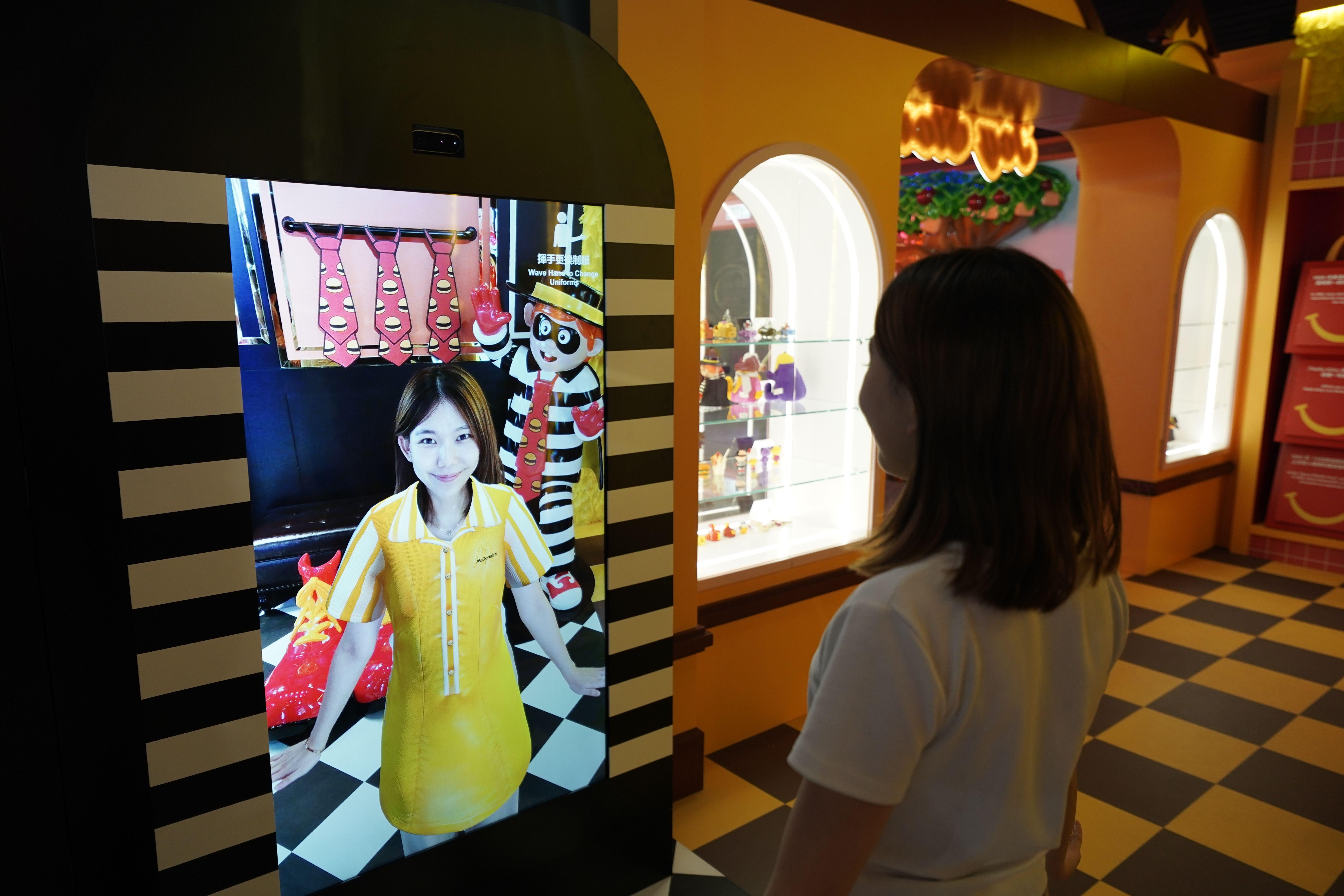 漢堡神偷制服店擺放歷年麥記員工制服,訪客可透過AR裝置換上制服打卡