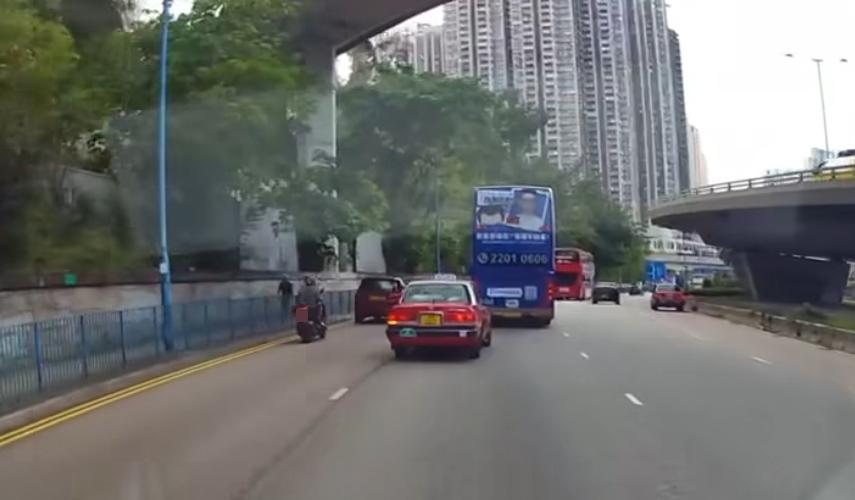 觀塘道發生車禍。(fb「車cam L(香港群組)」截圖)