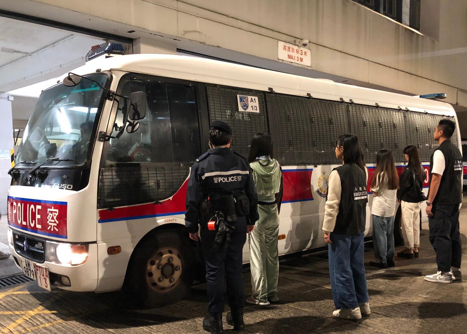 跨部門新界南反黑工掃黃拘27人,包括通緝人士。(警方圖片)