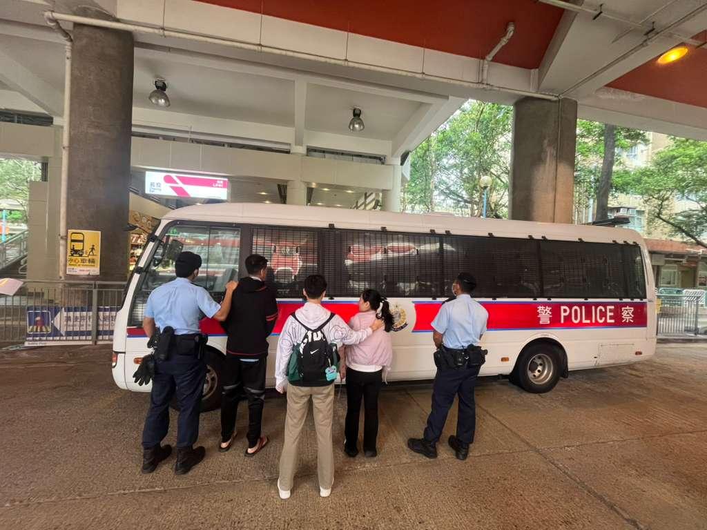 跨部門新界南反黑工掃黃拘27人,包括通緝人士。(警方圖片)