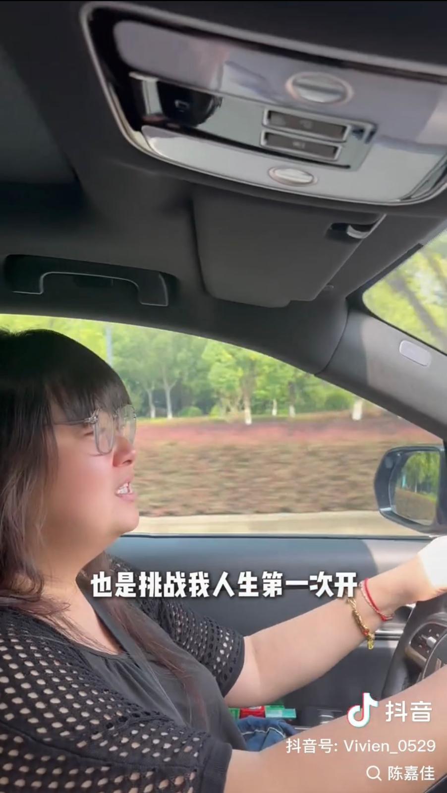 細細粒陳嘉佳減肥後反彈,近日拍片自駕遊。(抖音影片截圖)