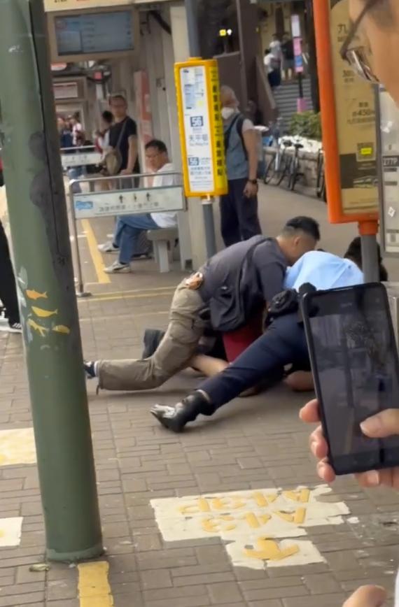 上水一名31歲雙程證男子偷竊,被警員制服時激烈反抗。(網上影片截圖)