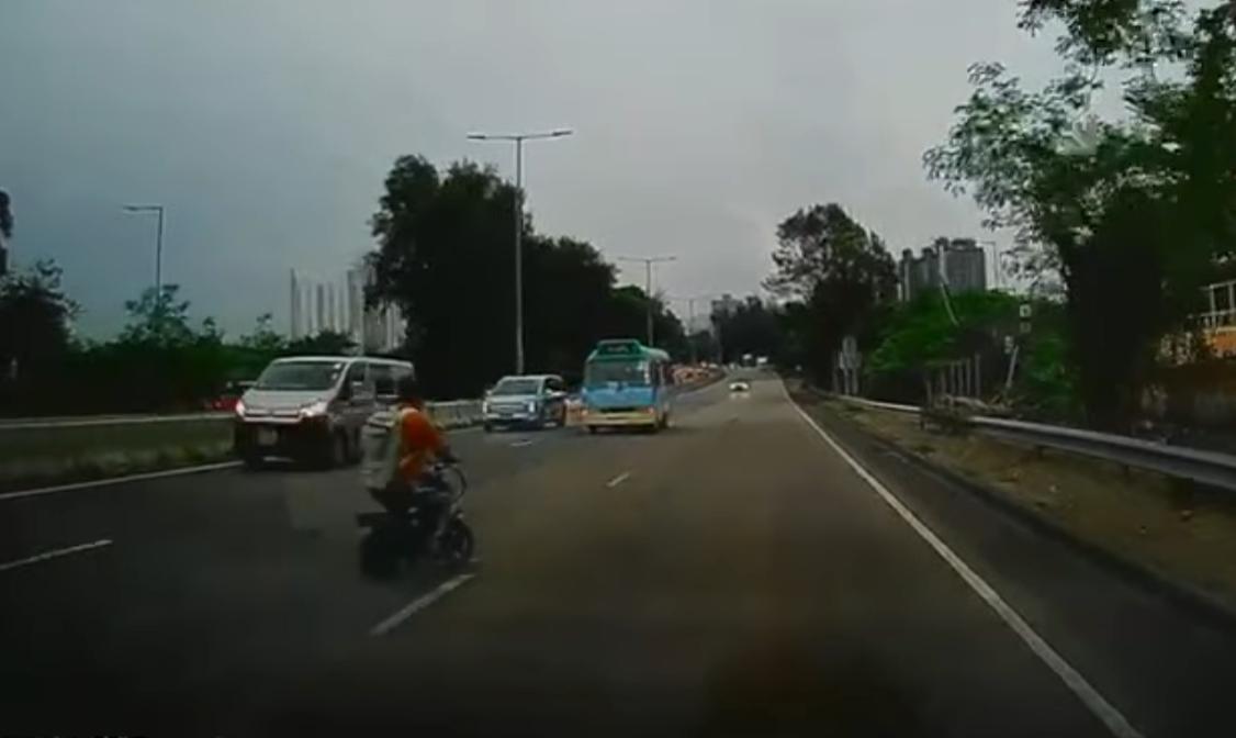 上水有電動單車闖入高速公路險釀成車禍。(fb「車cam L(香港群組)」截圖)