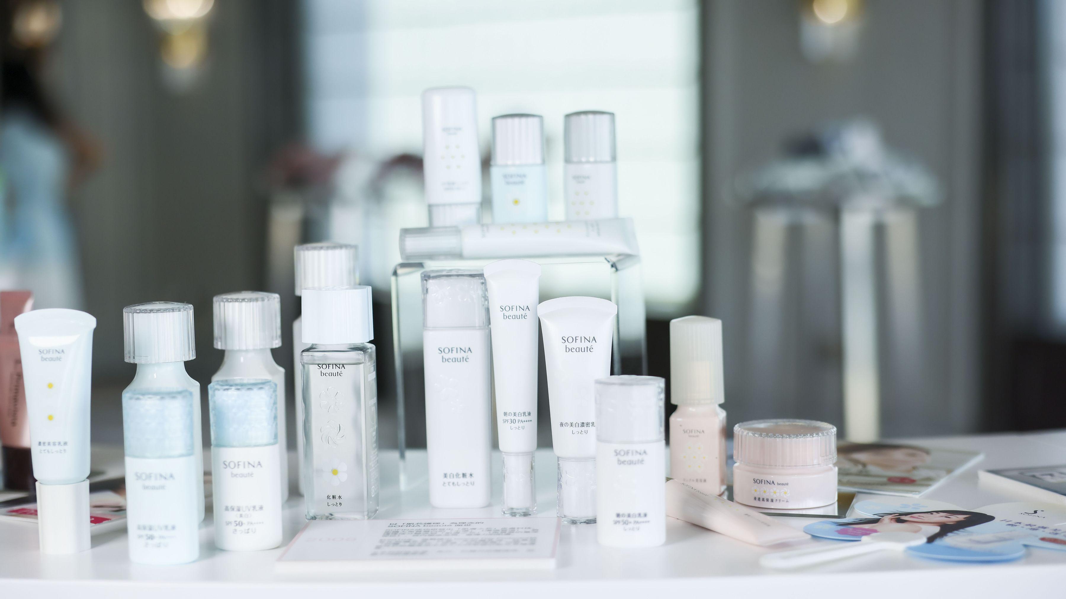 SOFINA香港首個專櫃設於灣仔合和中心的永安百貨,適逢合和酒店全新場地峯景匯58 開幕,品牌特意選址於此舉辦40周年慶典,現場展出多年來品牌的多個標誌產品。