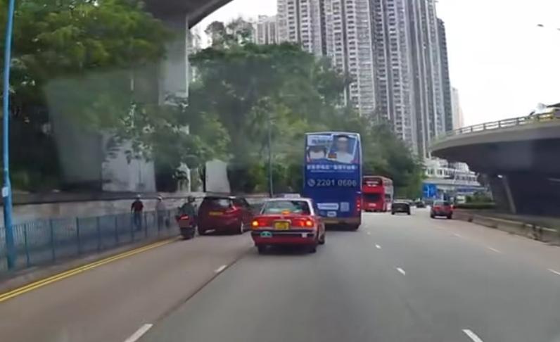 觀塘道發生車禍。(fb「車cam L(香港群組)」截圖)