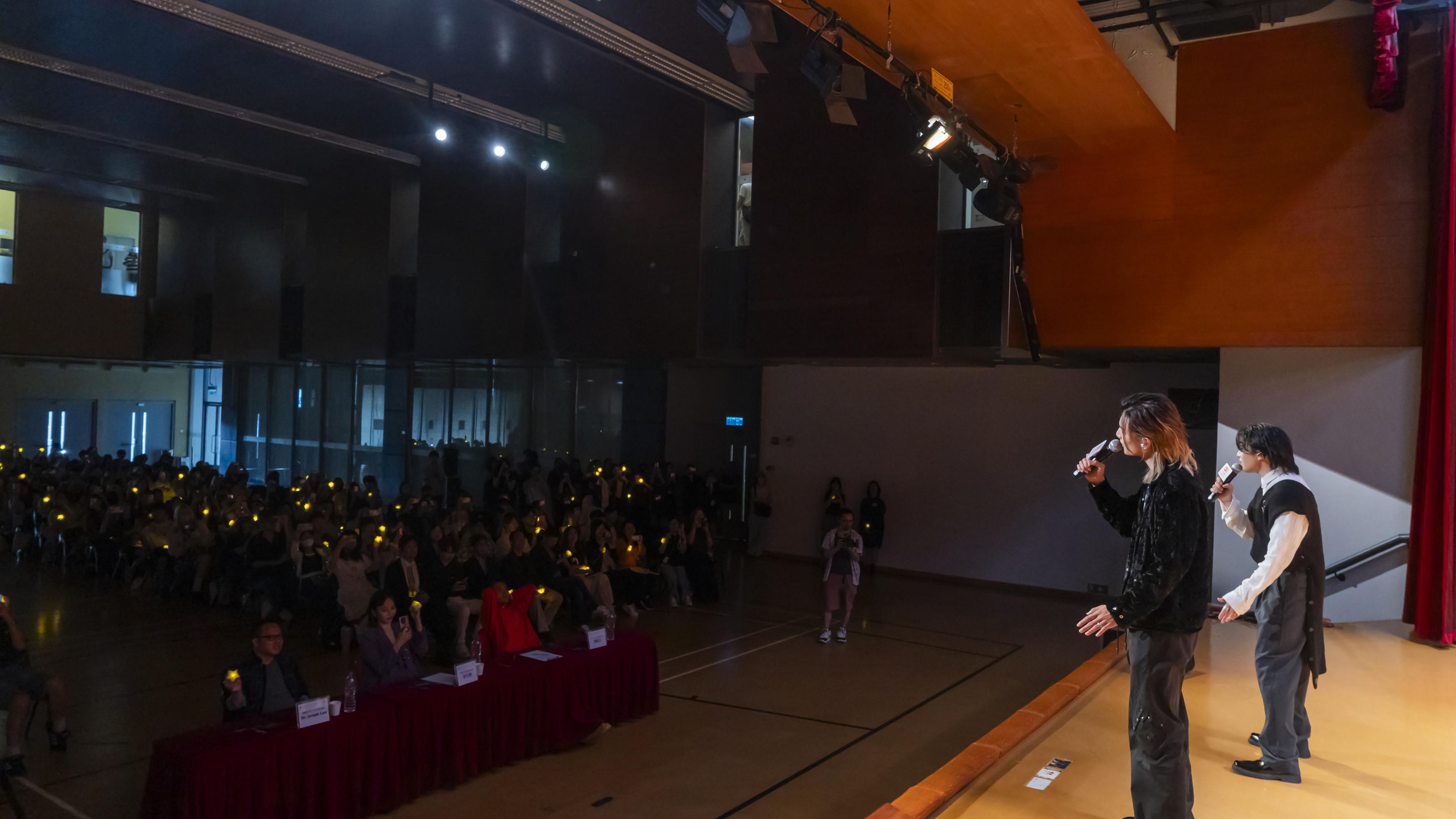 Jer柳應廷與Jeremy李駿傑日擔任大專歌唱比賽表演嘉賓,兩人合唱《人類群星閃耀時》。