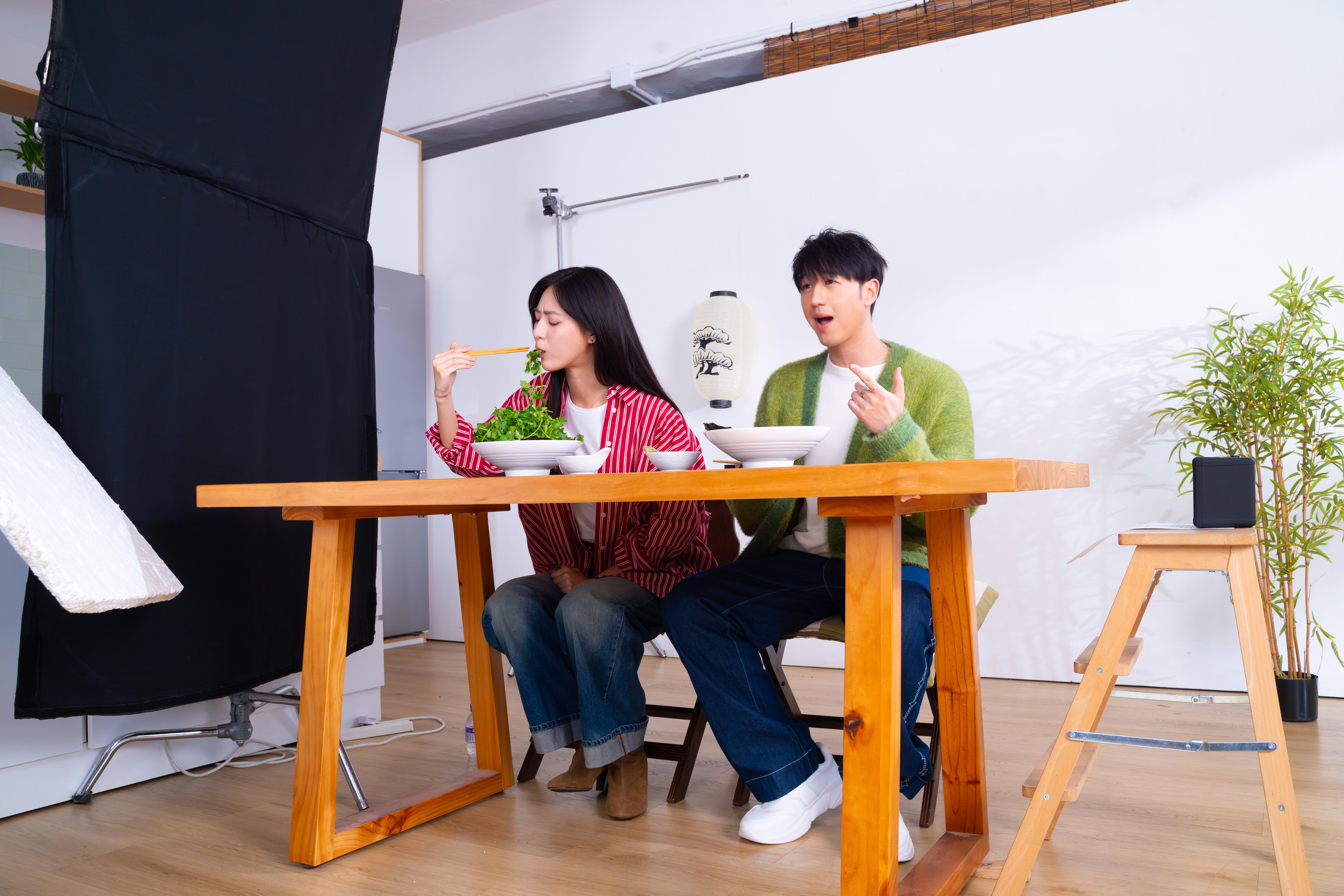 首次拍MV的莎莎,獲導演及在場工作人員大讚好演技。