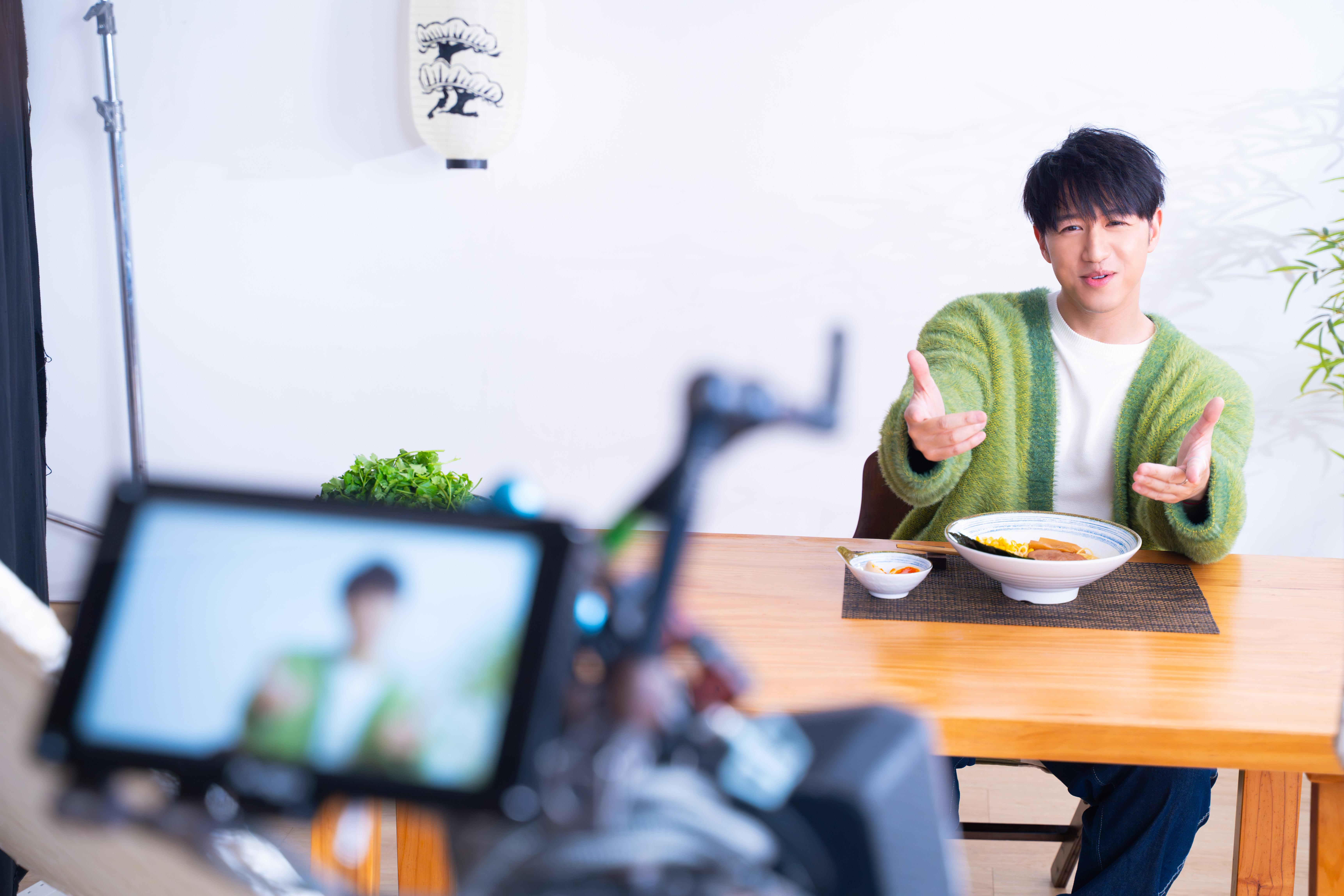 馮允謙為全新英文作品《See Through Ya》拍MV。