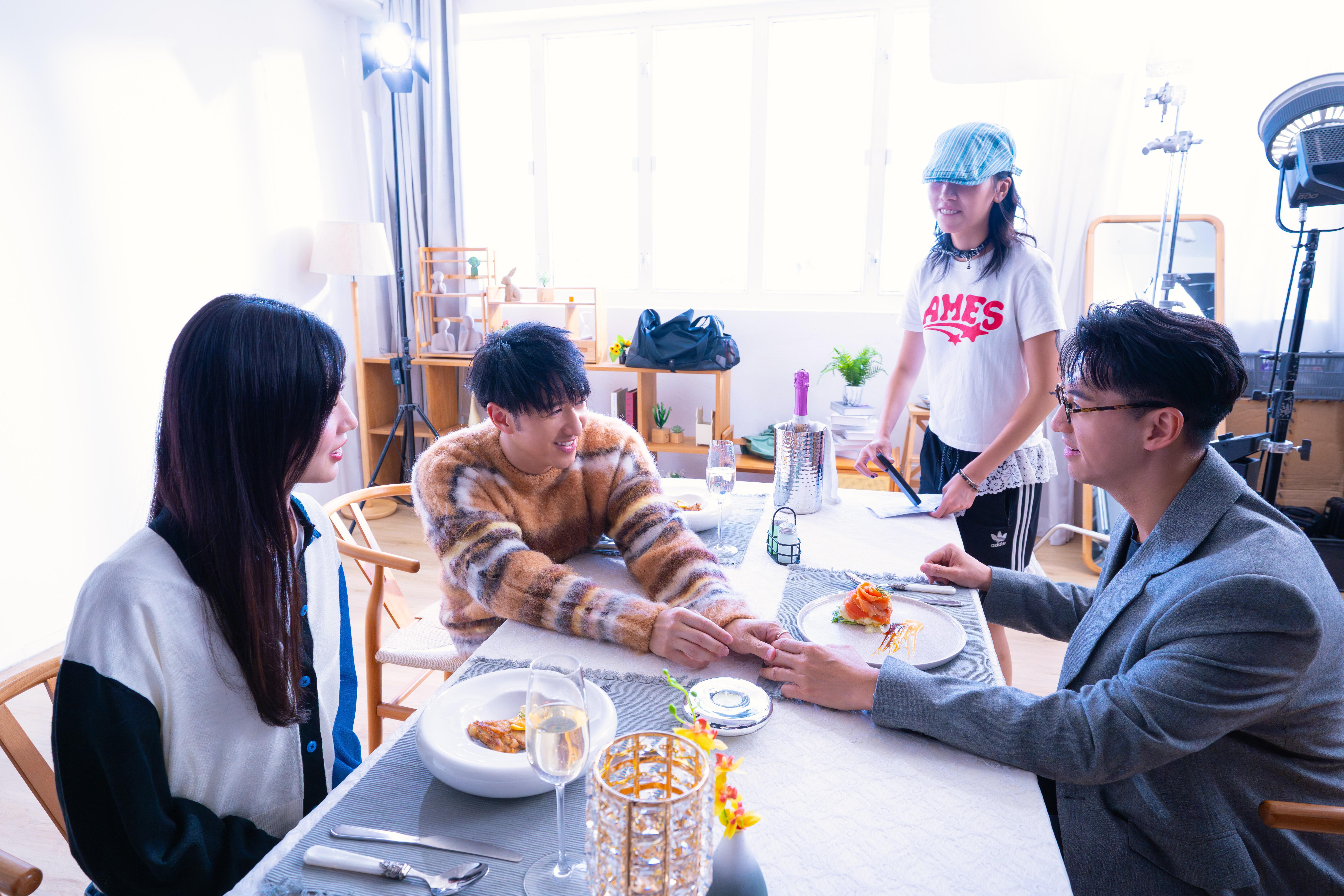 Jay Fung與細佬馮重謙一同拍MV,兩兄弟扮演情敵。