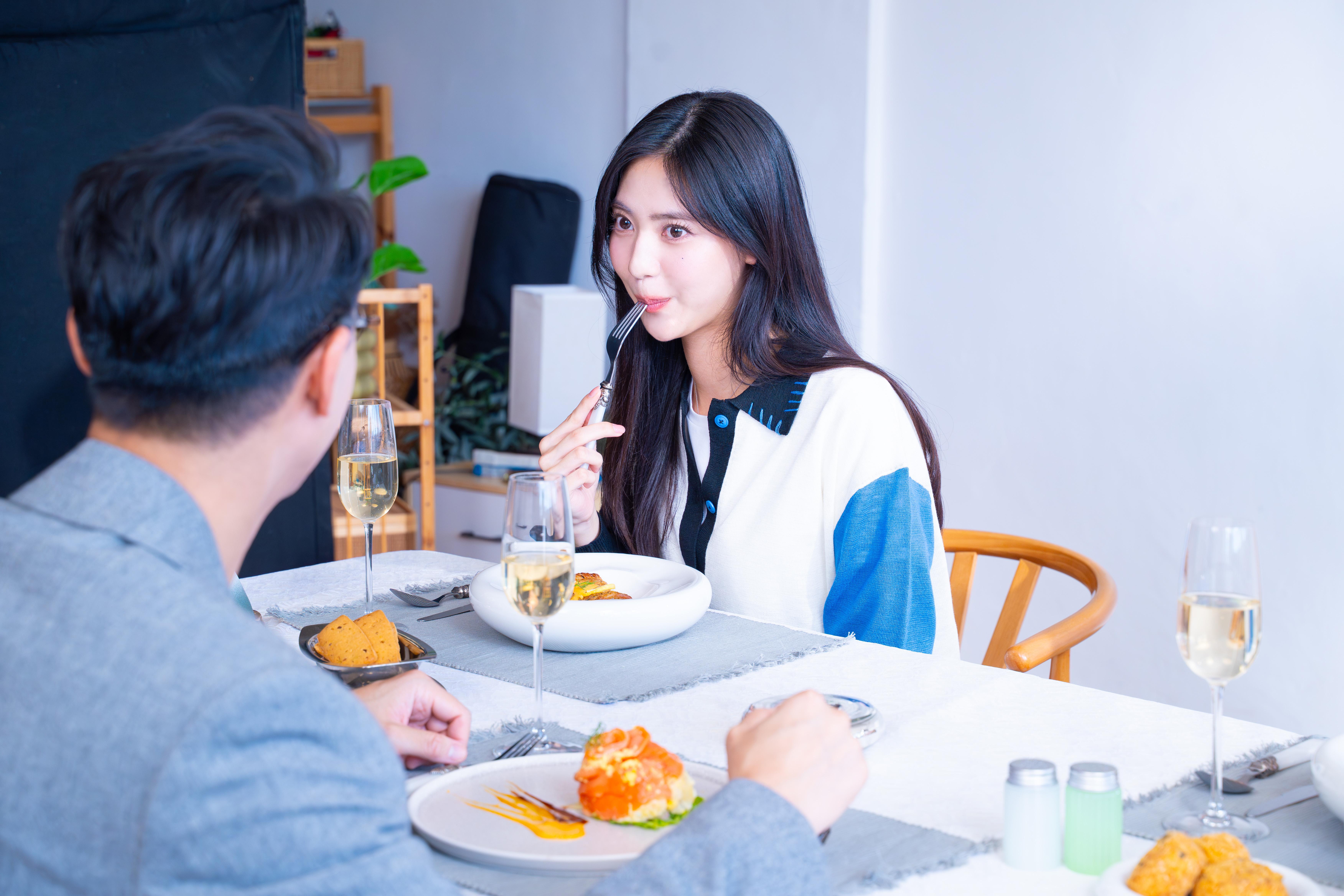 飾演Jay Fung女友的日籍女模坂部佩莎,估不到原來同樣是搞笑能手。