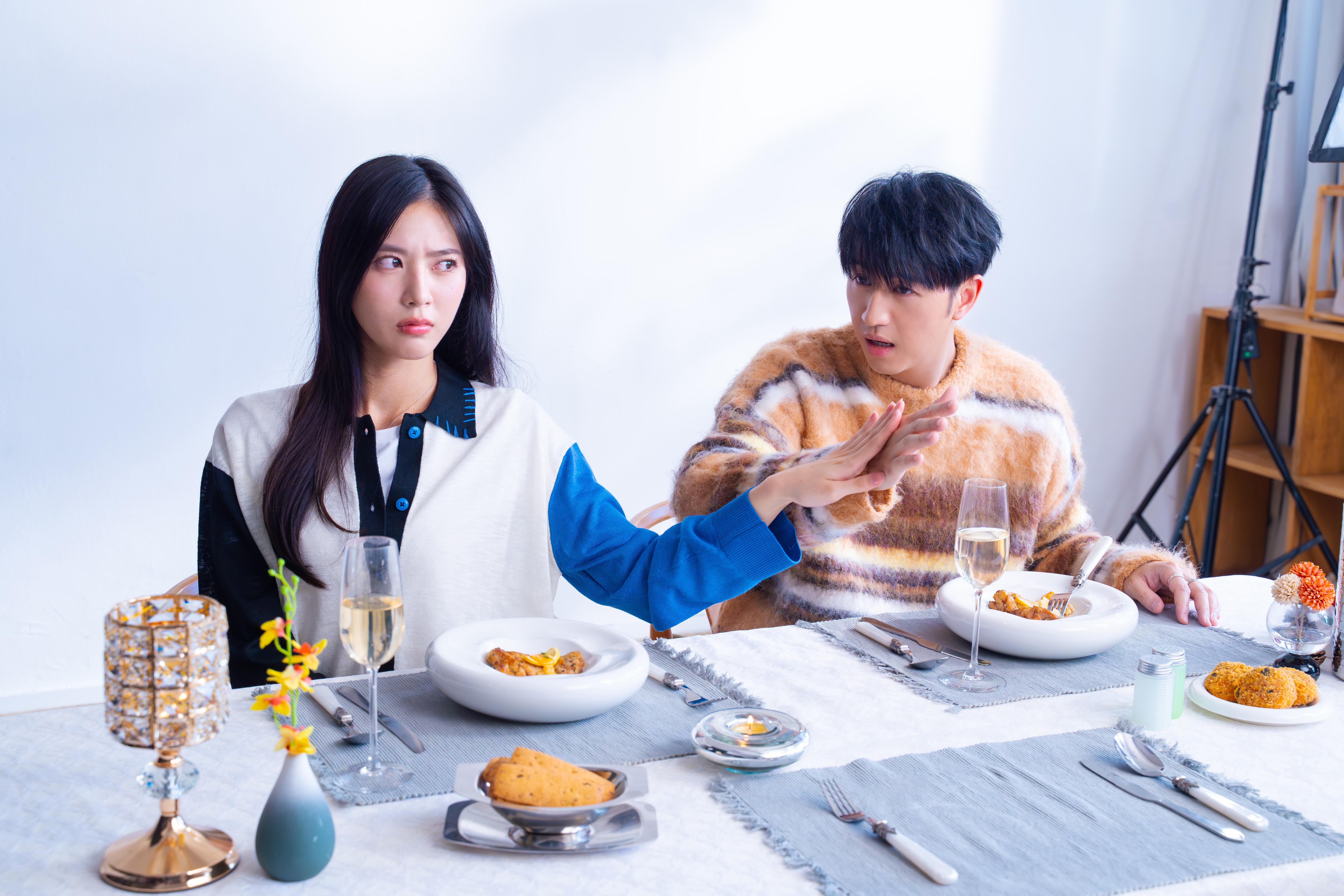 飾演Jay Fung女友的日籍女模坂部佩莎,估不到原來同樣是搞笑能手。