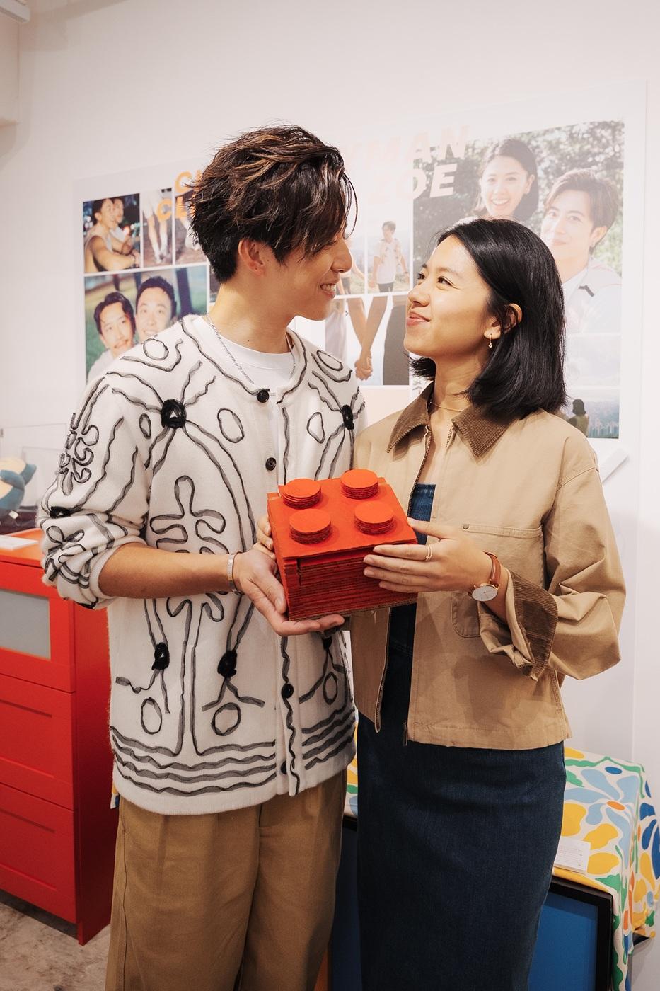 香胤宅Lyman用Cardboard親手製作Lego型的戒指盒求婚。