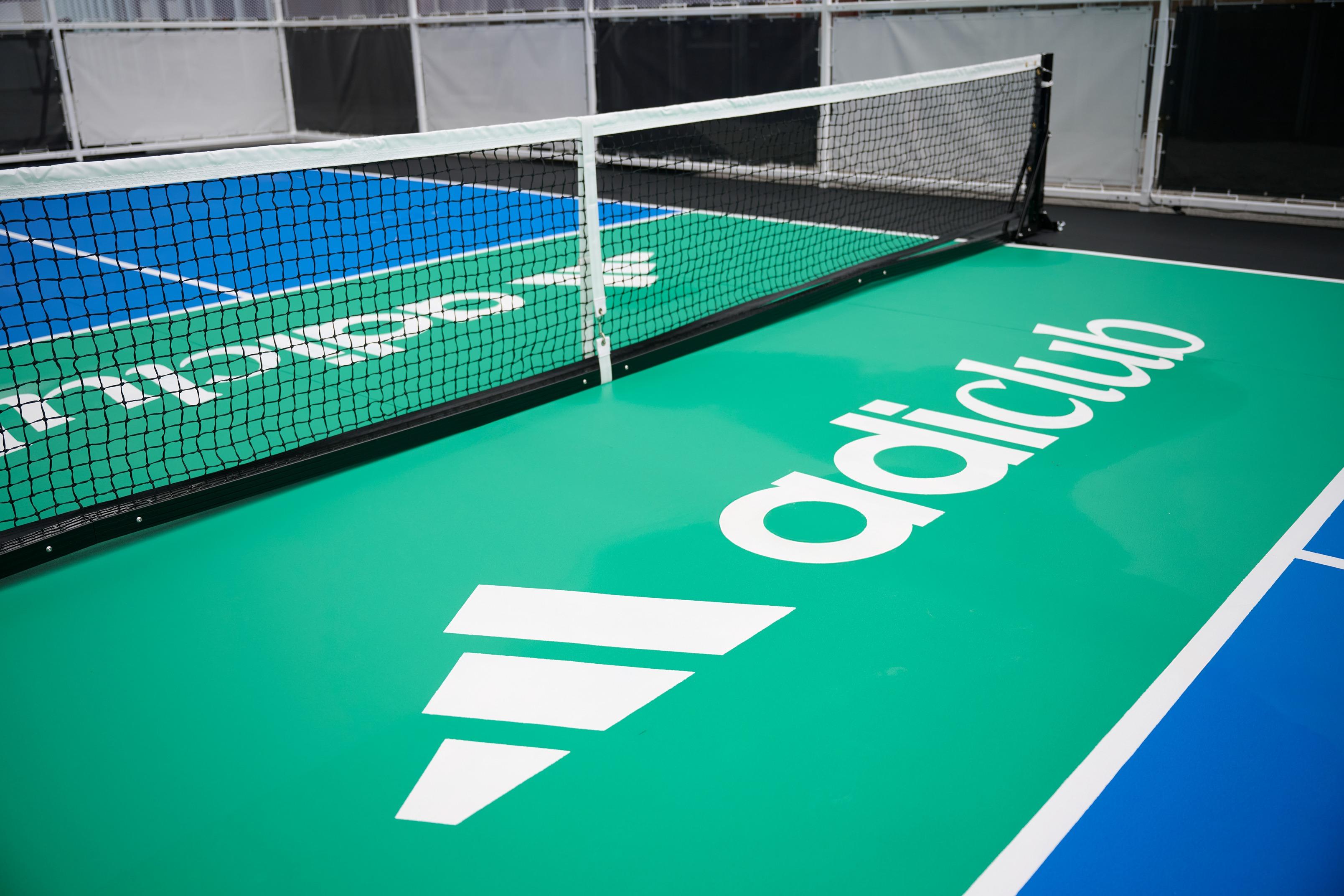 球場以藍、綠、黑、白主調鋪設