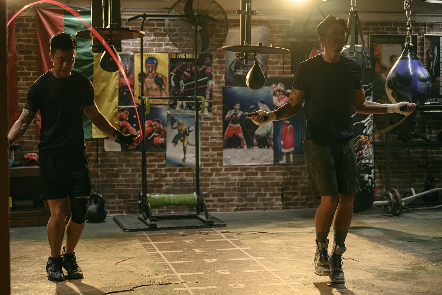 張繼聰和朱栢康拍住上,為電影《金童》操練拳手身形。