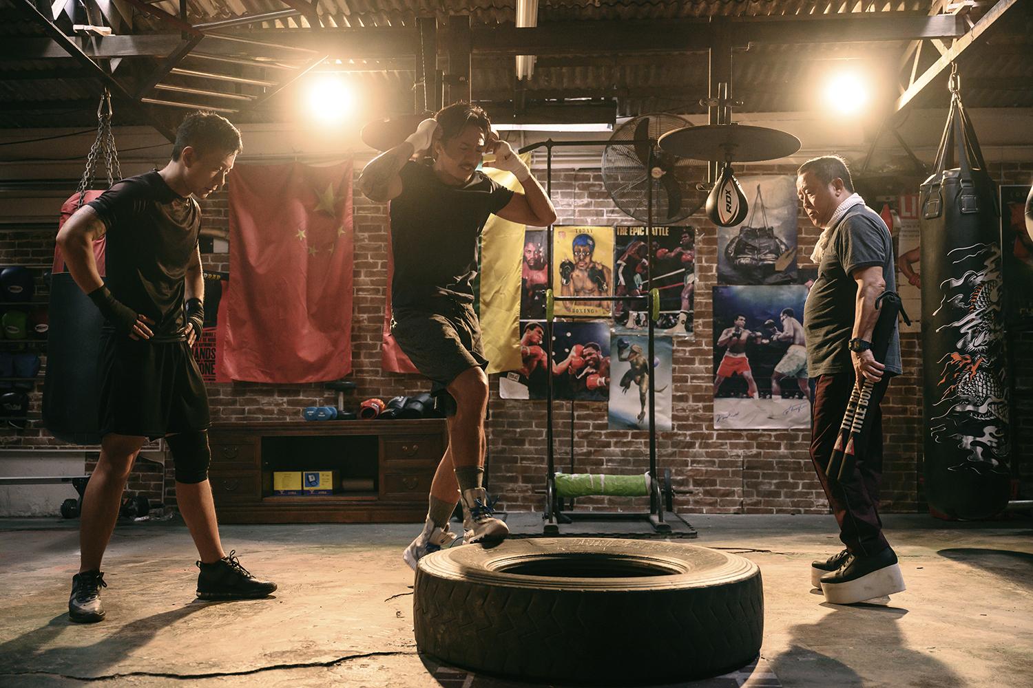 張繼聰和朱栢康拍住上,為電影《金童》操練拳手身形。