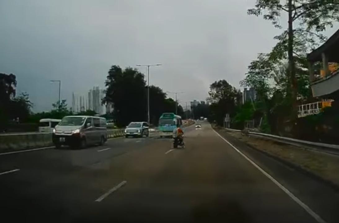 上水有電動單車闖入高速公路險釀成車禍。(fb「車cam L(香港群組)」截圖)