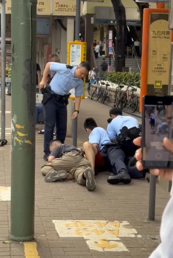 上水一名31歲雙程證男子偷竊,被警員制服時激烈反抗。(網上影片截圖)