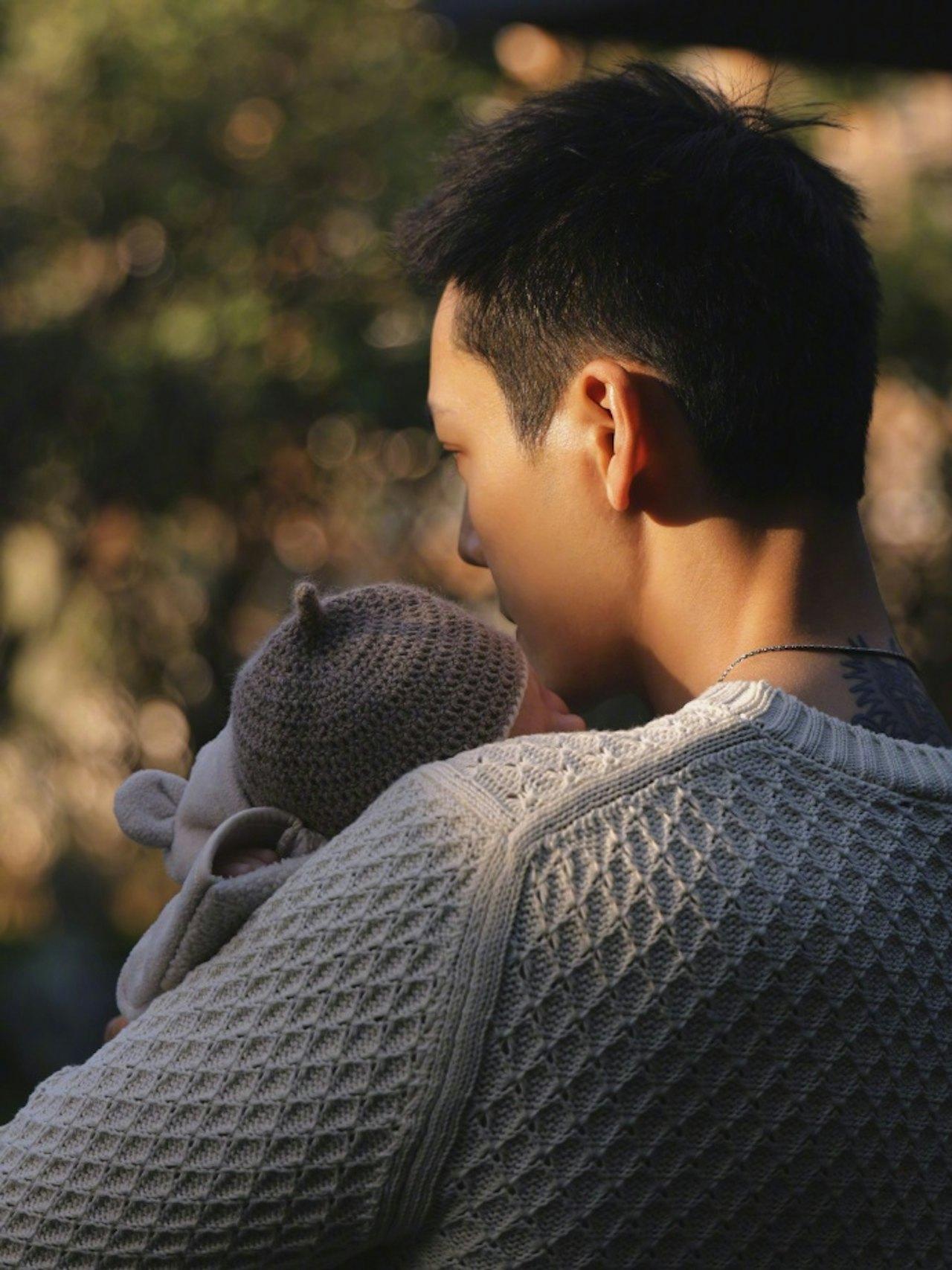 榮升人父的陳偉霆因開工被迫缺席。