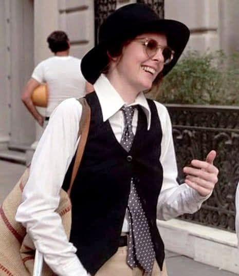 戴安姬頓在《安妮荷爾》一片中的中性New Yorker打扮,風靡一眾美藝人。