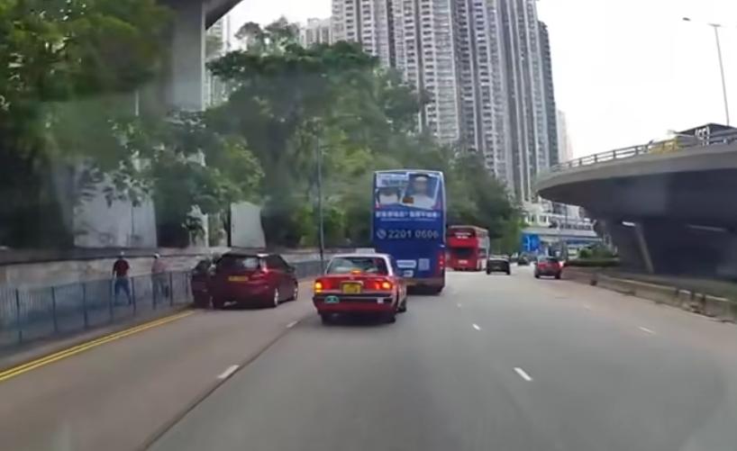 觀塘道發生車禍。(fb「車cam L(香港群組)」截圖)