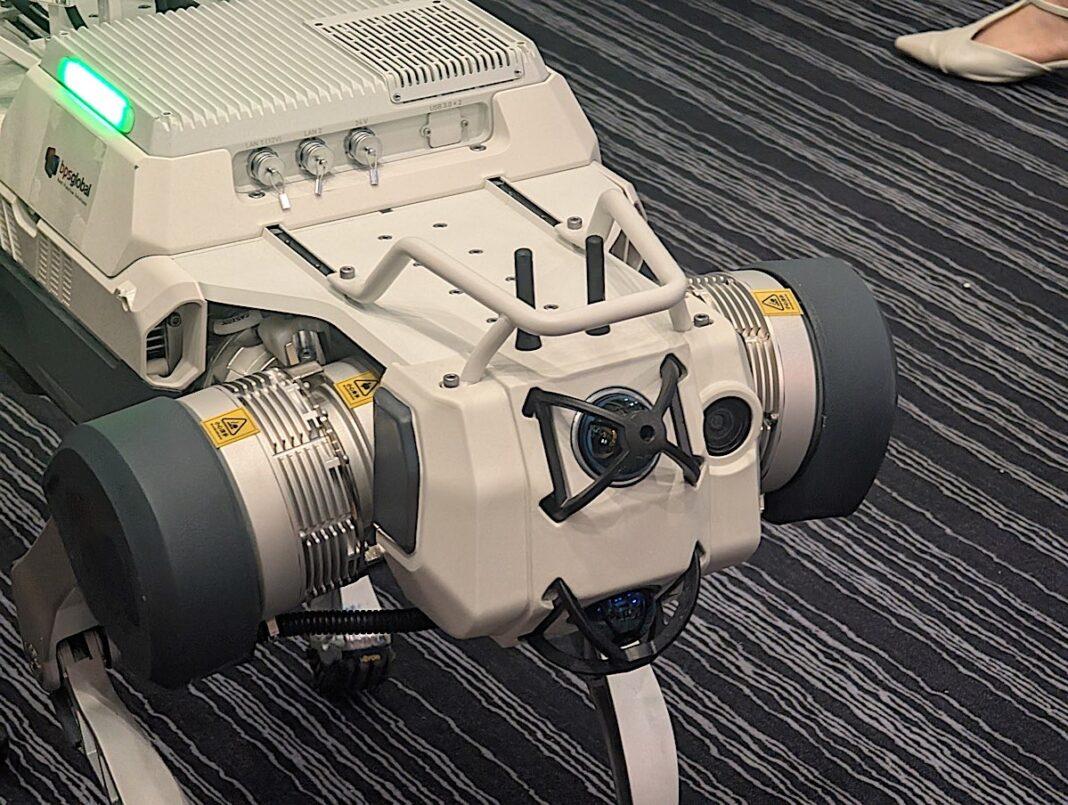 X30 Pro 內置熱成像模組及 AI 自主導航系統。