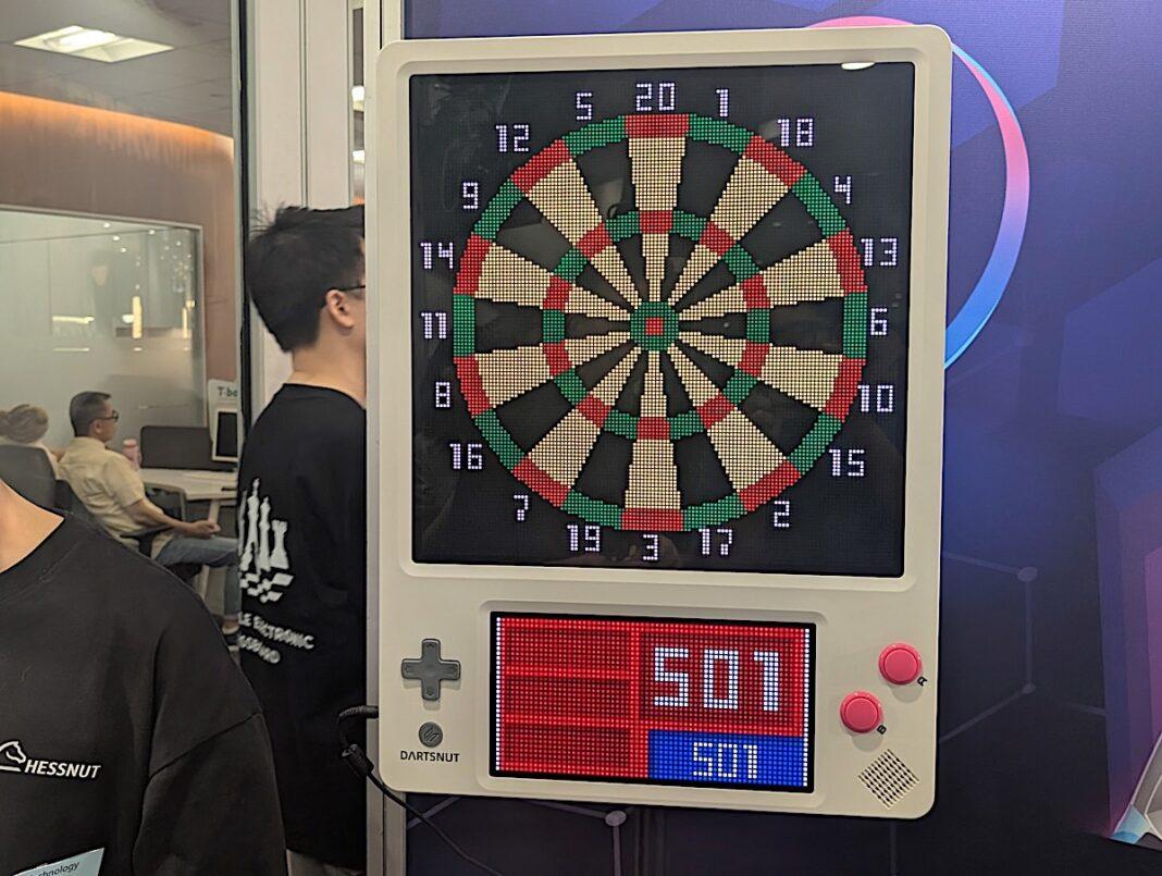 Pixeldarts 支援多種遊戲模式,玩家可根據不同場合選擇競技比賽、休閒對戰或團隊挑戰。