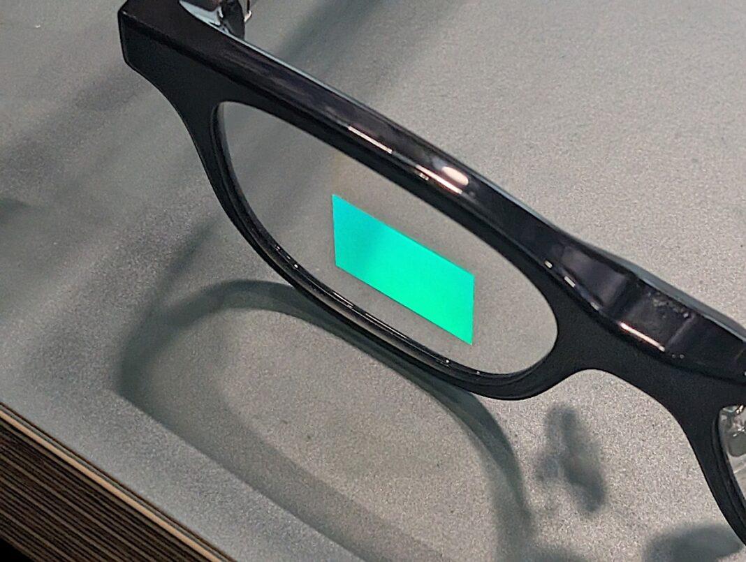 核心特色在於結合 AI 與 AR 技術,採用僅 49g 的超輕設計,重量與一般太陽眼鏡相若