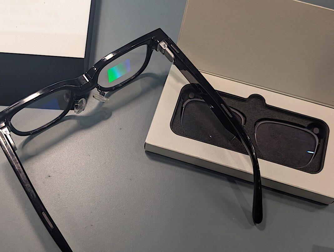 okid Glasses 的核心在於 AI 功能整合。眼鏡內置高通 AR1 芯片,運算流暢,支援多個大模型運行。