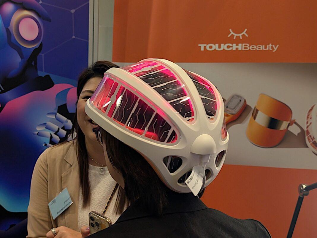 在使用體驗上,BloomCap 採用頭盔式設計,確保能量均勻覆蓋頭皮各區域。