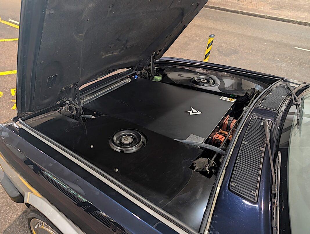 現場採用一部 Bentley 作為示範更改為電電動,並在車頭與車尾加入電池,但外觀上完全看不到已改裝成電車。