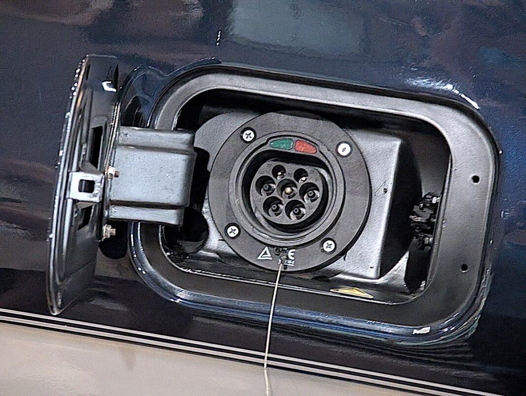 油蓋位置則改裝成充電插頭