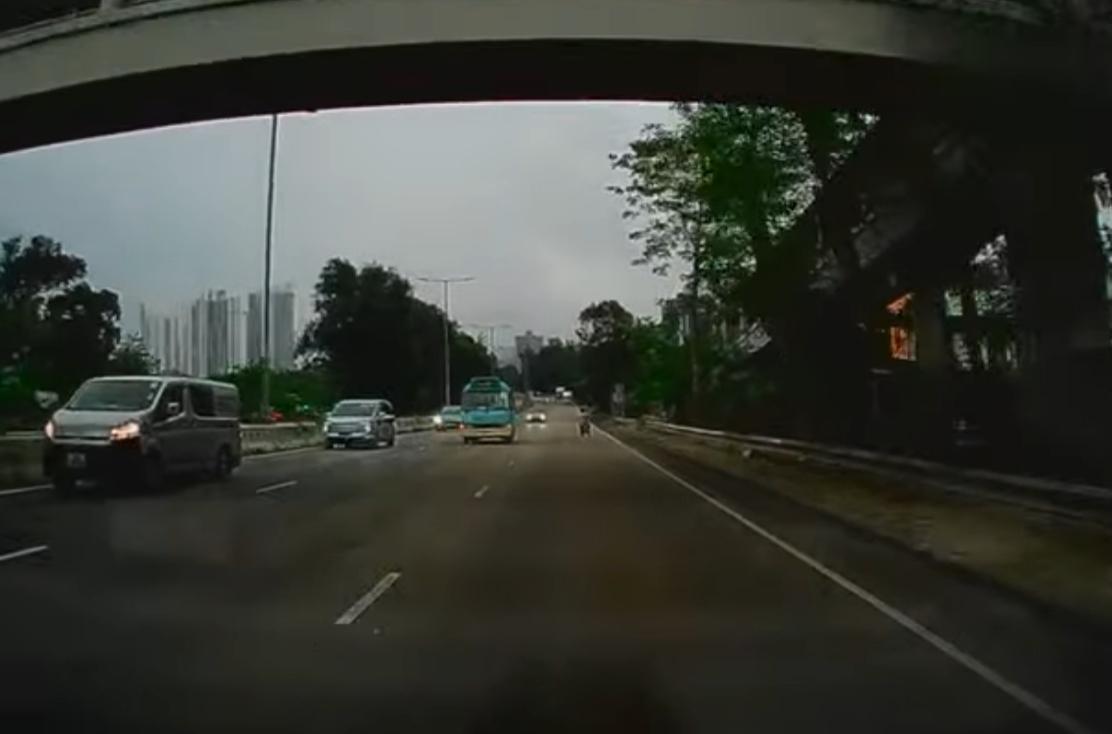 上水有電動單車闖入高速公路險釀成車禍。(fb「車cam L(香港群組)」截圖)