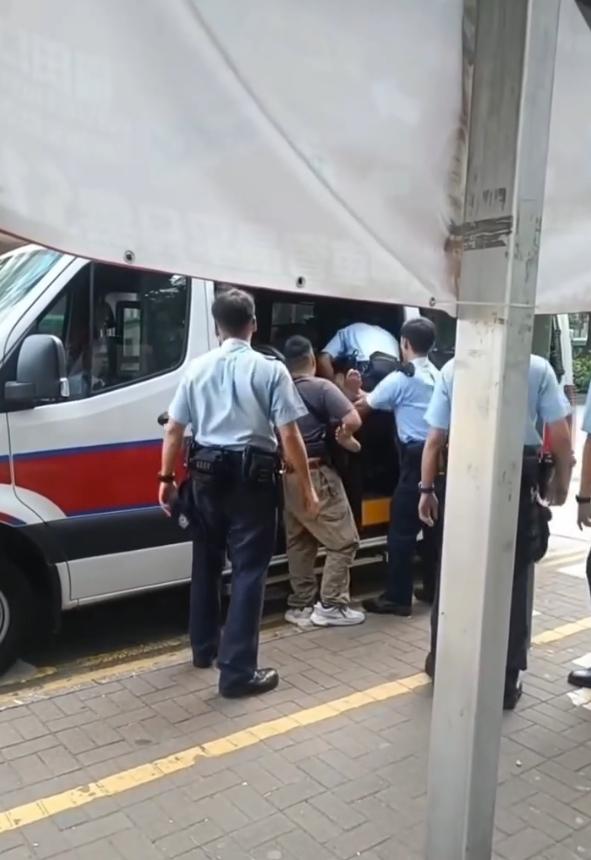 上水一名31歲雙程證男子偷竊,被警員制服時激烈反抗。(網上影片截圖)