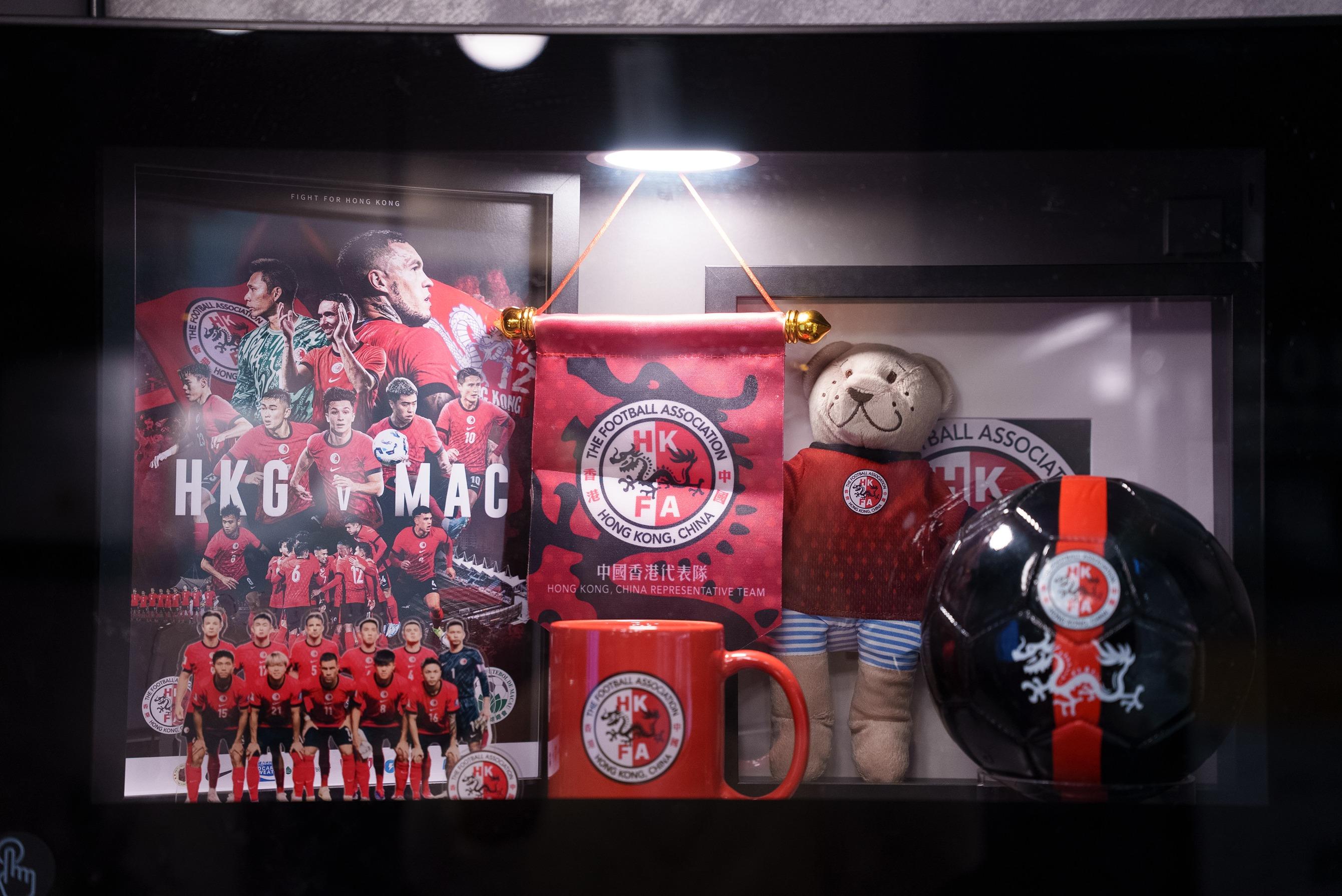 「港隊打氣房」登陸IKEA 7間門市,展示以港隊足球為靈感的客廳及睡房設計。