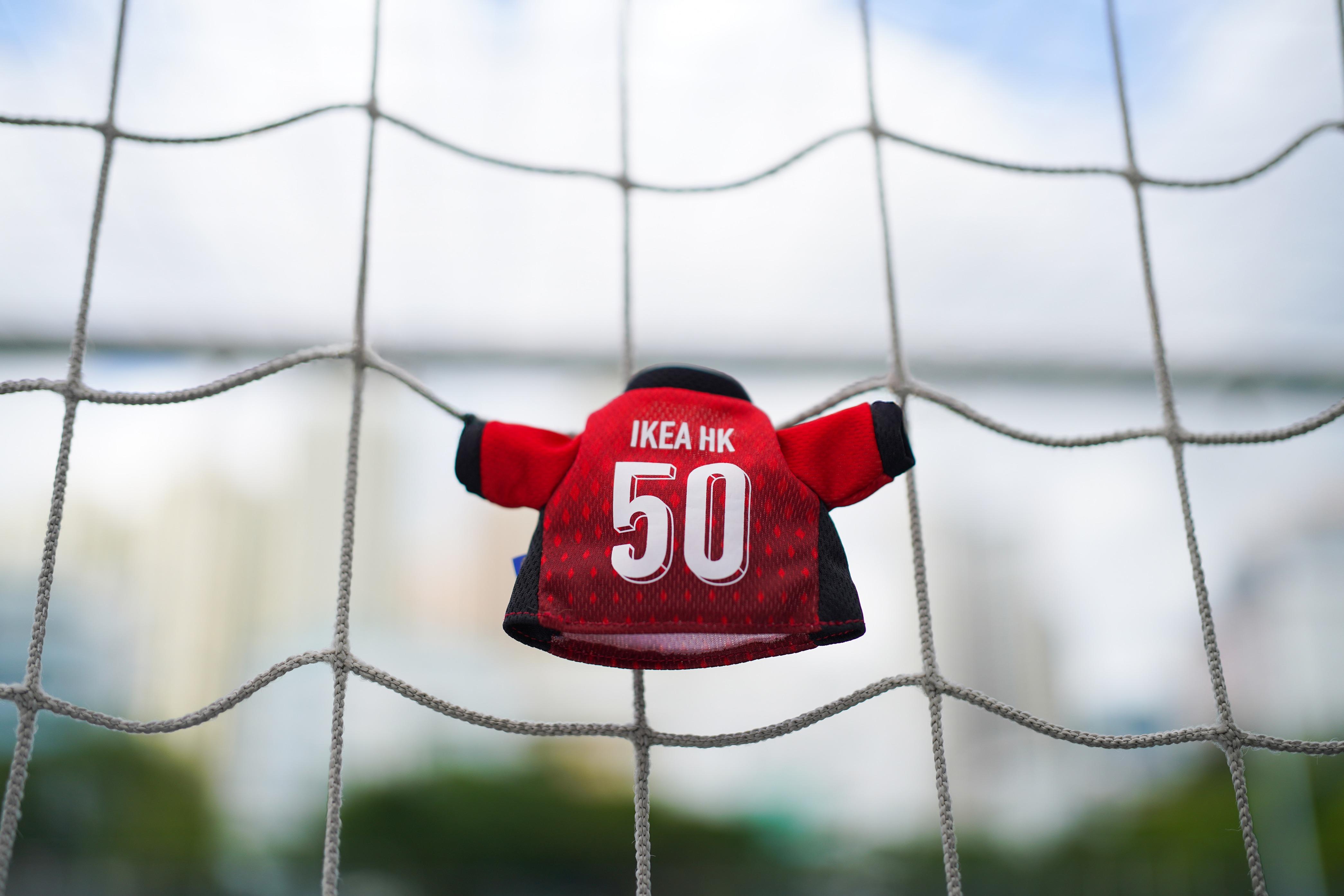 IKEA將於下周二在啟德主場館設立互動應援站,身穿港隊波衫的IKEA FABLER BJÖRN小熊、BLÅHAJ鯊鯊和GOSIG GOLDEN金仔將會現身。